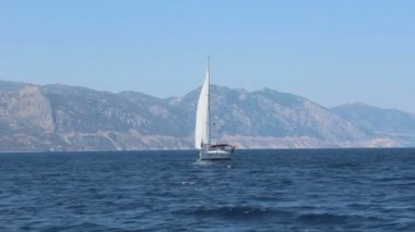 Yunanistan 'daki renkli hayatın güzel görüntüleri. Yelkenli tekneler, mavi sular ve güzel manzaralarla.