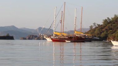 Güneşli bir günde Yunanistan 'da yelkenli teknesinden görüntüler