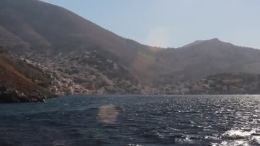 Güneşli bir günde Yunanistan 'da yelkenli teknesinden görüntüler