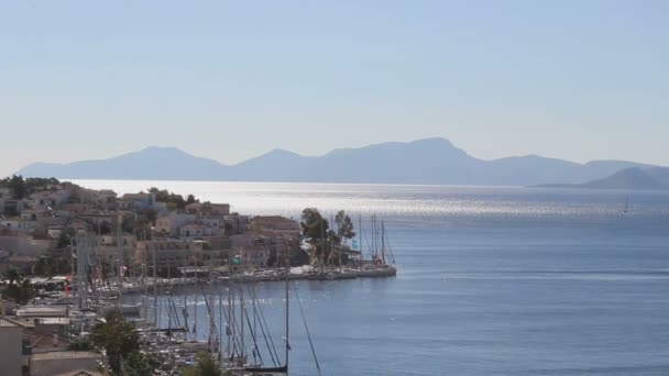 希腊五彩缤纷的生活的美丽镜头 与帆船 蓝色的水和美丽的风景 — 图库视频影像