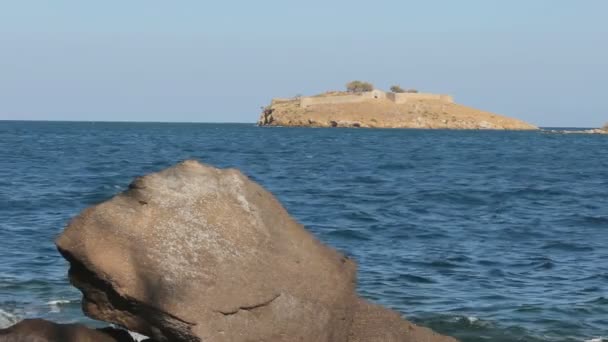 ギリシャでのカラフルな生活の美しいショット 海の中の城 青い水と素晴らしい景色 — ストック動画
