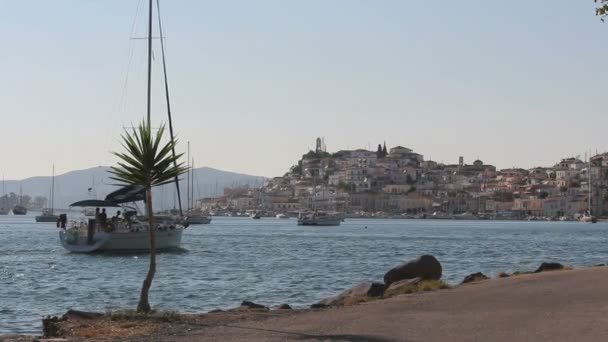 ギリシャでのカラフルな生活の美しいショット セーリングボート 青い水 ヤシの木と素晴らしい景色 ロイヤリティフリーストック映像