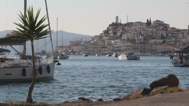希腊五彩缤纷的生活的美丽镜头 与帆船 蓝色的水 棕榈树和美丽的风景 — 图库视频影像