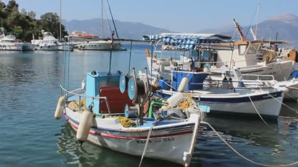 Prachtige Opnamen Van Het Kleurrijke Leven Griekenland Met Vissersboten Blauw Rechtenvrije Stockvideo