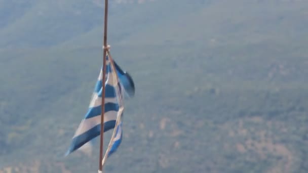 ギリシャでのカラフルな生活の美しいショット セーリングボート 青い水と素晴らしい景色で このショットでは ギリシャの旗の近くを見ることができます — ストック動画