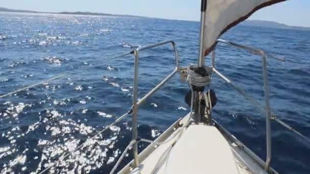 希腊五彩缤纷的生活的美丽镜头 与帆船 蓝色的水和美丽的风景 — 图库视频影像