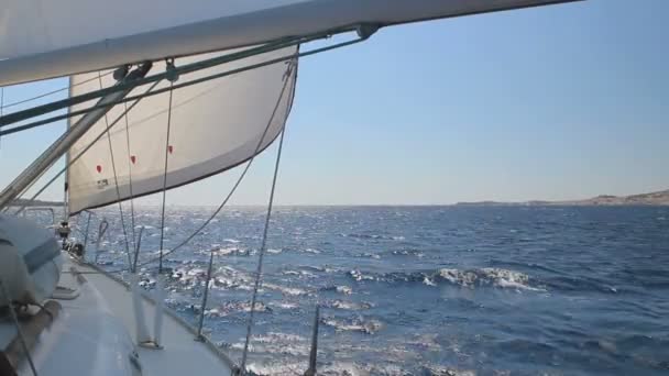 ギリシャでのカラフルな生活の美しいショット セーリングボート 青い水と素敵な風景と — ストック動画