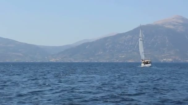 Yunanistan Daki Renkli Hayatın Güzel Görüntüleri Yelkenli Tekneler Mavi Sular — Stok video