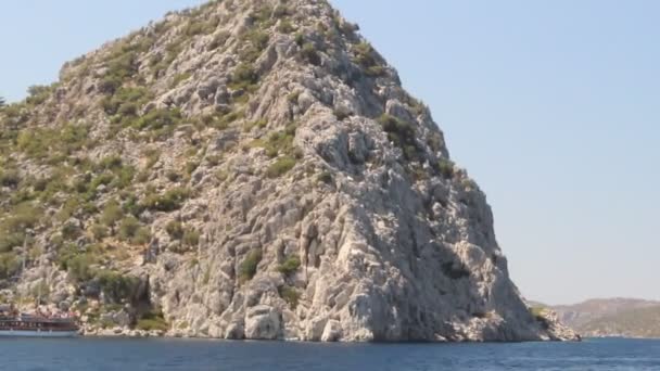 晴れた日にギリシャでヨットをセーリングから風光明媚な映像 — ストック動画