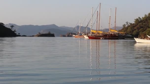 Szenische Aufnahmen von einer Segeljacht in Griechenland an einem sonnigen Tag