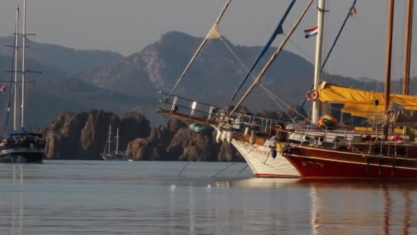 晴れた日にギリシャでヨットをセーリングから風光明媚な映像 — ストック動画