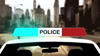 Şehirde acil durum ışıkları yanıp sönen polis arabası.