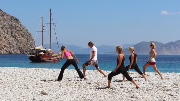 一组人在阳光普照的希腊进行瑜伽训练的镜头 — 图库视频影像