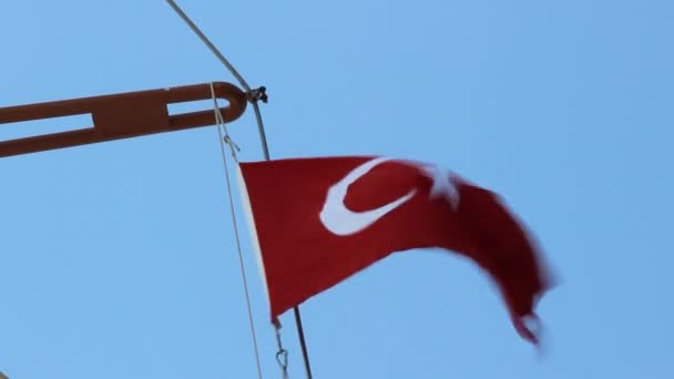Lähikuva Aineisto Turkin Lipusta Sinitaivaalla — kuvapankkivideo