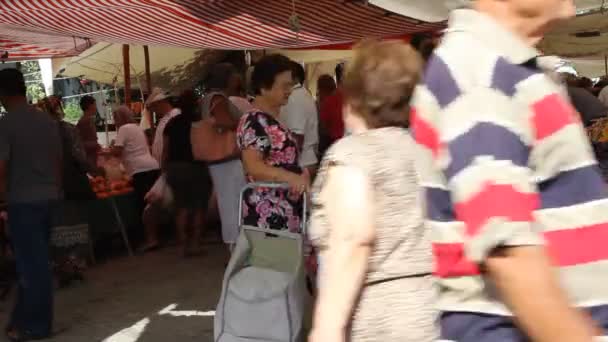 ギリシャのファーマーズマーケットを歩いている人々の映像です — ストック動画