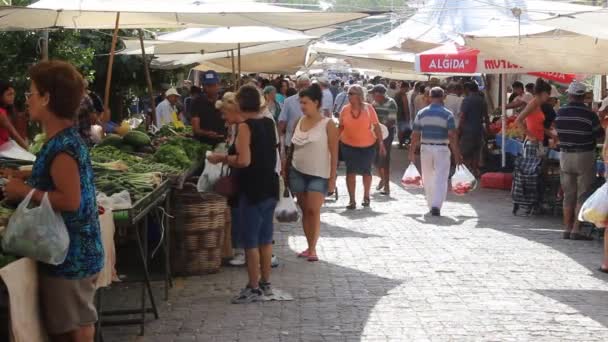 Aufnahmen Von Menschen Die Auf Dem Bauernmarkt Griechenland Spazieren Gehen — Stockvideo