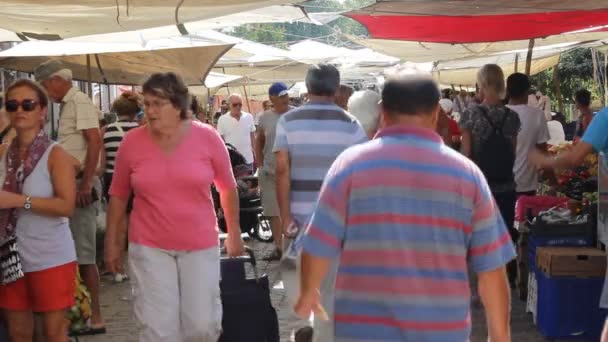 felvétel a görögországi termelői piacon sétáló emberekről