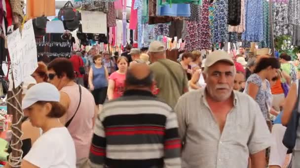 Aufnahmen Von Menschen Die Auf Dem Bauernmarkt Griechenland Spazieren Gehen — Stockvideo