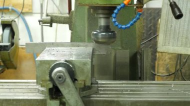 Metal fabrikasındaki otomatikleştirilmiş üretim sürecinin yakın çekim görüntüleri