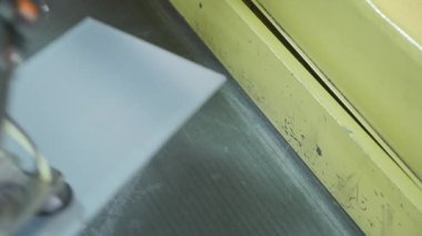 Metal fabrikasındaki otomatikleştirilmiş üretim sürecinin yakın çekim görüntüleri