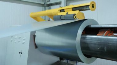 Metal fabrikasındaki otomatikleştirilmiş üretim sürecinin yakın çekim görüntüleri