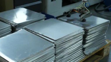 Metal fabrikasındaki otomatikleştirilmiş üretim sürecinin yakın çekim görüntüleri