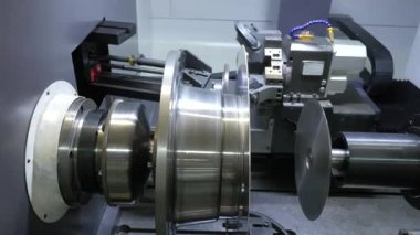 Metal fabrikasındaki otomatikleştirilmiş üretim sürecinin yakın çekim görüntüleri