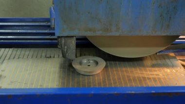 Metal fabrikasındaki otomatikleştirilmiş üretim sürecinin yakın çekim görüntüleri