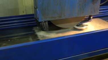 Metal fabrikasındaki otomatikleştirilmiş üretim sürecinin yakın çekim görüntüleri