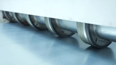 Metal fabrikasındaki otomatikleştirilmiş üretim sürecinin yakın çekim görüntüleri