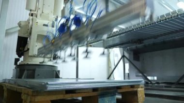 Metal fabrikasındaki otomatikleştirilmiş üretim sürecinin yakın çekim görüntüleri