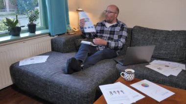 Evrak işleriyle uğraşan bir adamın görüntüleri.