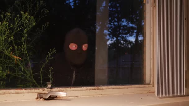 Footage Robber Black Mask Trying Get House — Stock Video