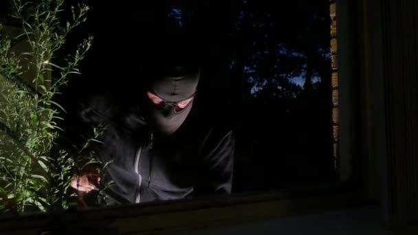 Metraje Ladrón Con Máscara Negra Tratando Entrar Casa — Vídeo de stock