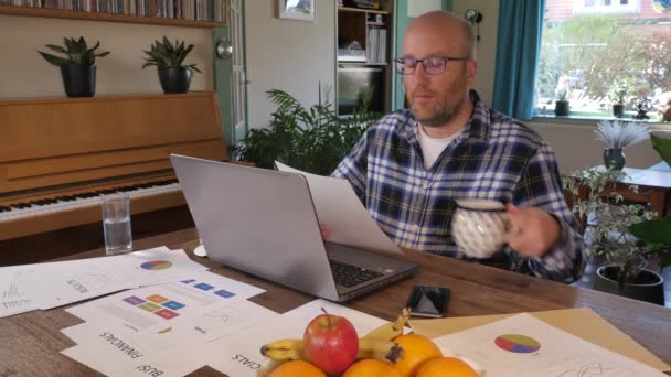 Videomateriaalia Aikuinen Mies Työskentelee Kotoa Kannettavan — kuvapankkivideo