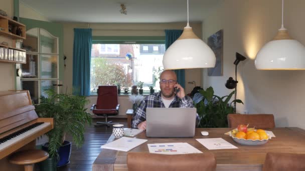 成人在家用笔记本电脑工作的镜头 — 图库视频影像