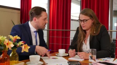 İş ortaklarının ofiste toplandığı görüntüler.