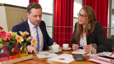 İş ortaklarının ofiste toplandığı görüntüler.