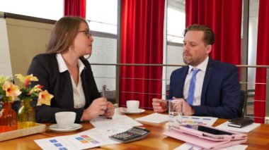 İş ortaklarının ofiste toplandığı görüntüler.