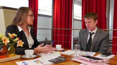 İş ortaklarının ofiste toplandığı görüntüler.