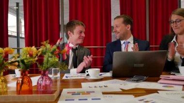 Konferansta mutlu iş adamları alkışlıyor.