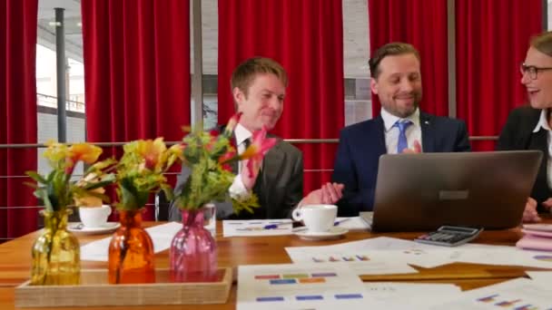 3人のビジネスパートナーが会議室で赤いカーテンを背景に — ストック動画