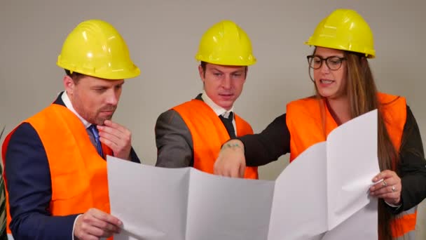 Equipe Três Arquitetos Capacetes Discutindo Plano Projeto — Vídeo de Stock