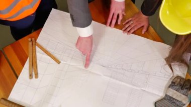 bir grup mimar ya da işadamı inşa planlarını tartışıyor