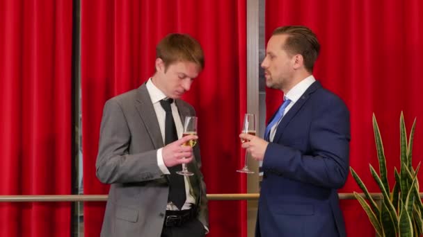 Riprese Uomini Affari Che Chiacchierano Mentre Bevevano Champagne Ufficio — Video Stock