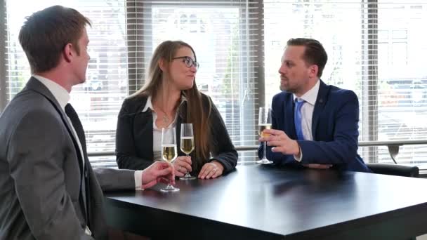 Oamenii Afaceri Succes Beau Șampanie Vorbesc Zâmbesc Timp Sărbătoresc Birou — Videoclip de stoc