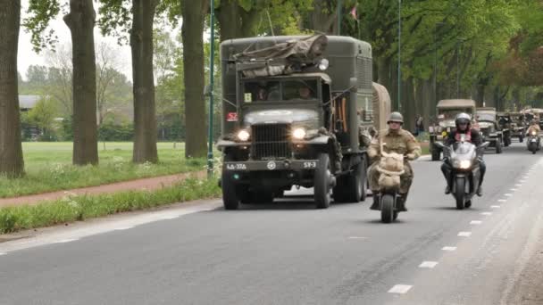这个军事车队每年驾车穿过荷兰的戈伊区 庆祝第二次世界大战的结束 在荷兰 每年5月5日庆祝解放日 荷兰语 Bevrijdingsdag 以纪念纳粹德国在第二次世界大战期间结束占领 — 图库视频影像