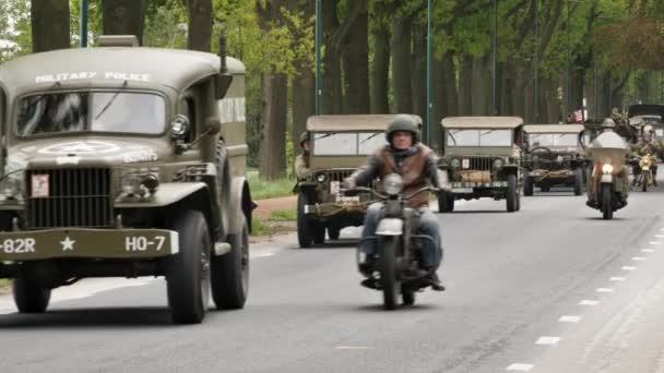 この軍事船団は 第二次世界大戦の終結を祝うため 毎年オランダのグイ地域を通過しています オランダでは 第二次世界大戦中のナチス ドイツによる占領の終結を記念して毎年5月5日に解放の日 オランダ語 Vevrijdingsdag が祝われている — ストック動画