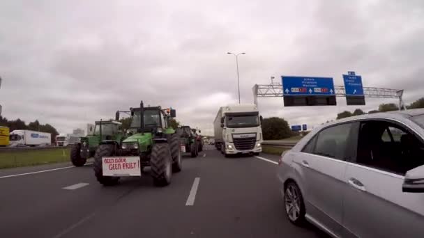 在A12和A27号公路上开车抗议削减该部门氮排放量的提议的农民 — 图库视频影像
