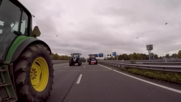 Rolnicy Jadący Autostradą A12 A27 Protestują Przeciwko Wnioskom Dotyczącym Ograniczenia — Wideo stockowe